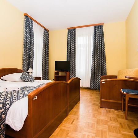 Garni Hotel Vila Ana Рогашка Слатина Экстерьер фото