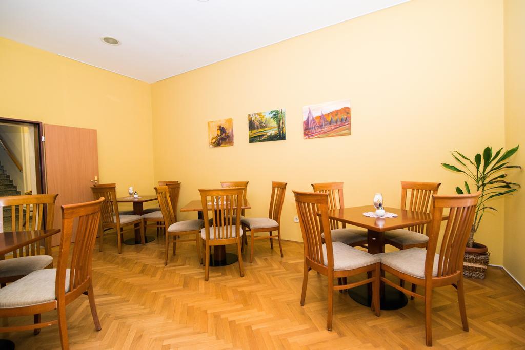 Garni Hotel Vila Ana Рогашка Слатина Экстерьер фото
