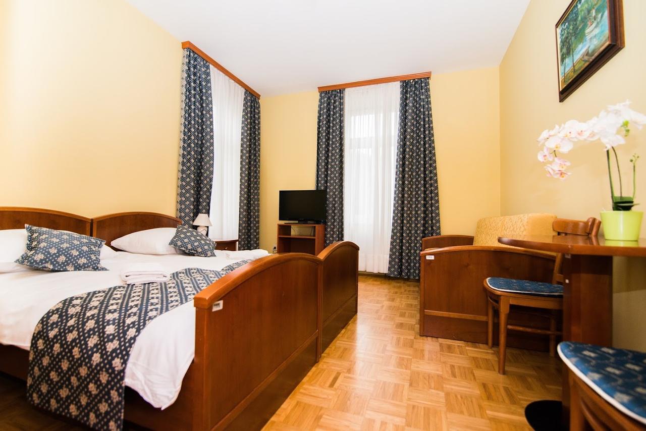 Garni Hotel Vila Ana Рогашка Слатина Экстерьер фото